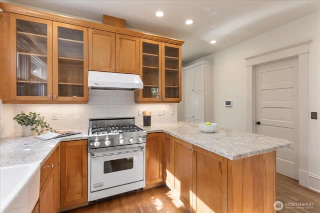 Property photo for 4918 Greenwood Avenue N, Seattle photo 4