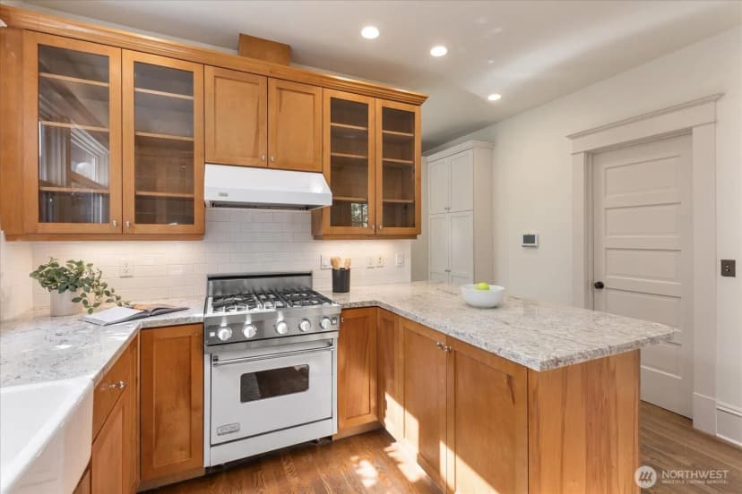 Property photo for 4918 Greenwood Avenue N, Seattle photo 4