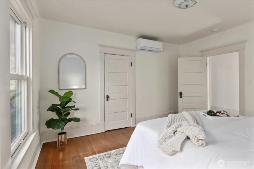 Property photo for 4918 Greenwood Avenue N, Seattle photo 10