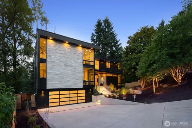 Property photo for 2908 129th Avenue Ne, Bellevue photo 2