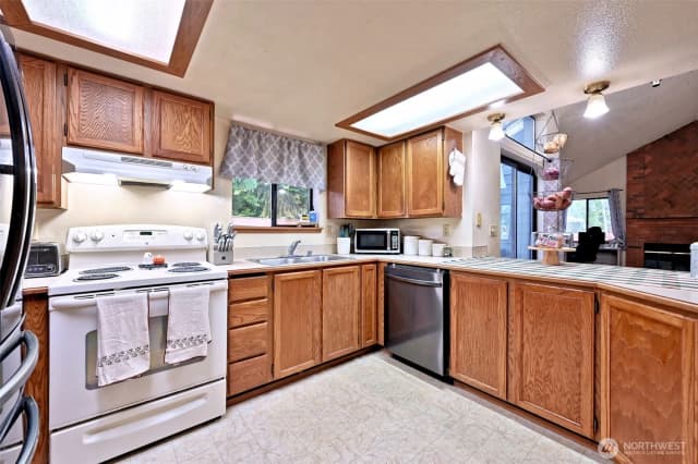 Property photo for 7601 Colony Court Ne, Bremerton photo 4