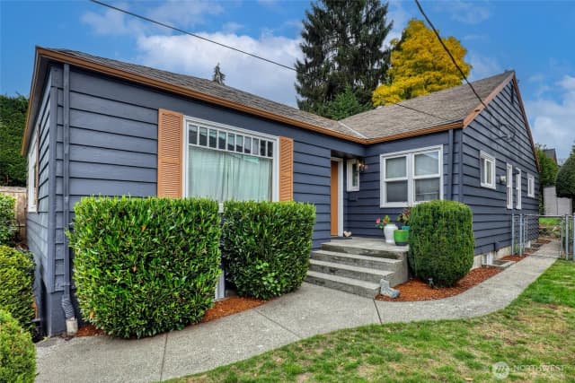 Property photo for 916 Harvard Avenue E, Seattle photo 2
