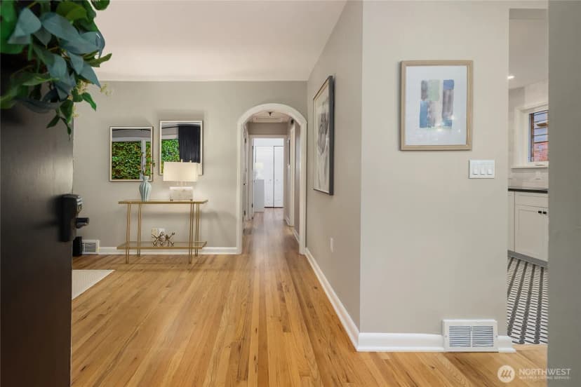 Property photo for 4706 48th Avenue Ne, Seattle photo 4