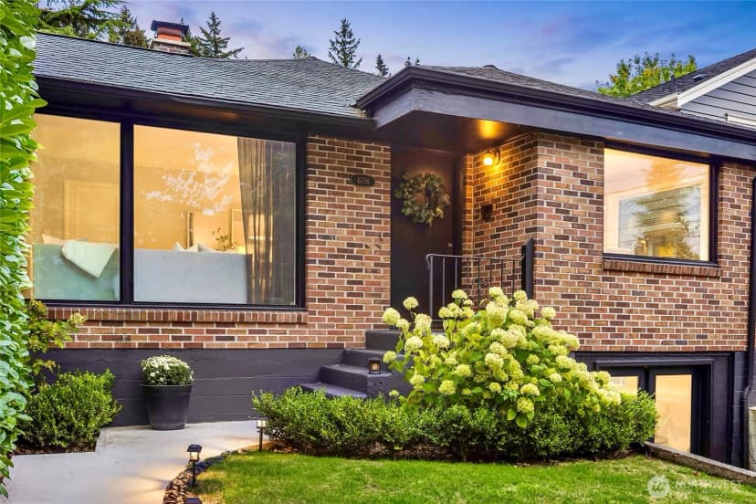 Property photo for 4706 48th Avenue Ne, Seattle photo 2