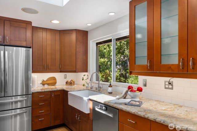 Property photo for 8618 Ne 143rd Street, Kirkland photo 4