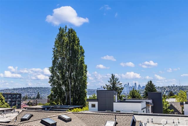Property photo for 4432 Dayton Avenue N, Seattle photo 2