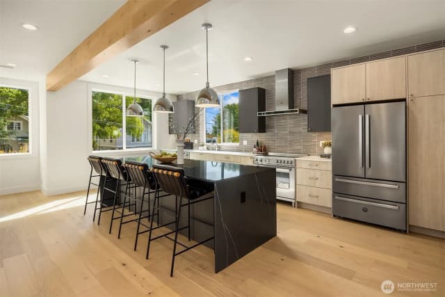 Property photo for 4413 2nd Avenue Ne, Seattle photo 3