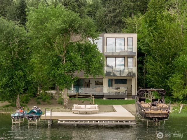 Property photo for 3101 E Lake Sammamish Parkway Ne, Sammamish photo 2