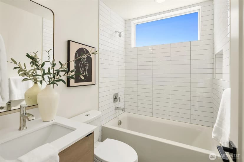 Property photo for 4415 2nd Avenue Ne #a, Seattle photo 11