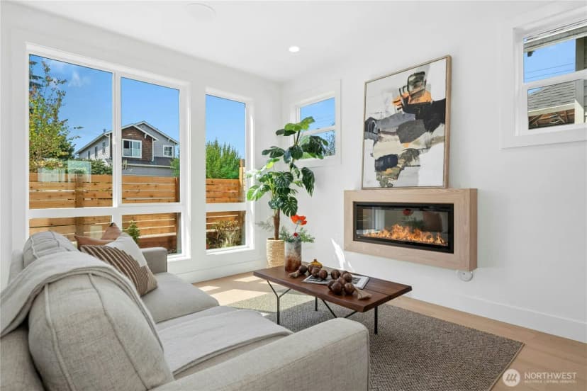 Property photo for 9240 Dayton Avenue N, Seattle photo 3