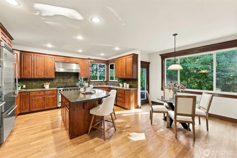 Property photo for 23431 Ne 10th Place, Sammamish photo 6