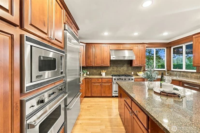 Property photo for 23431 Ne 10th Place, Sammamish photo 8