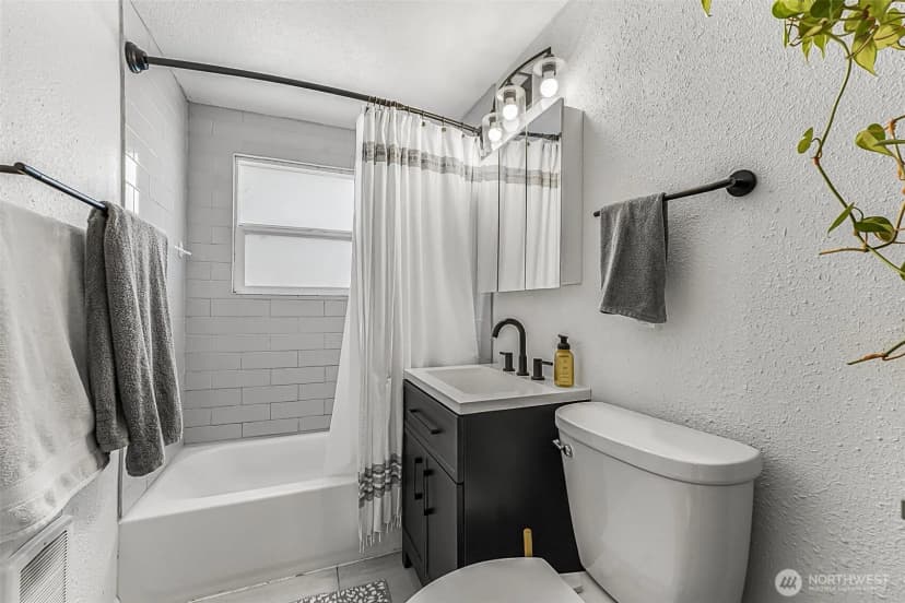 Property photo for 8105 Fairway Drive Sw, Lakewood photo 17