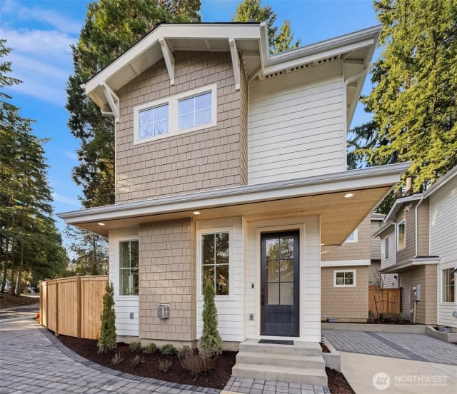 Property photo for 11810 Ne 103rd Place, Kirkland photo 2