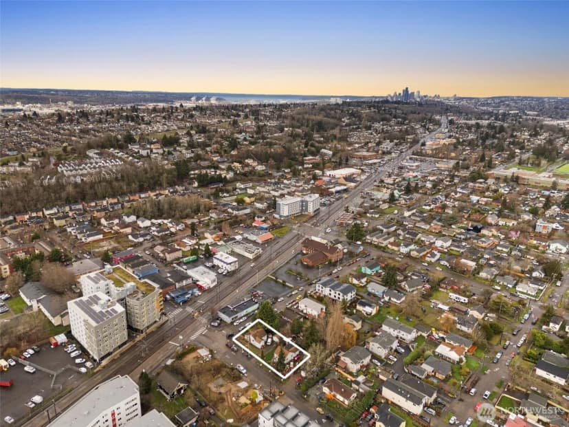 Property photo for 6754 40th Avenue S, Seattle photo 9