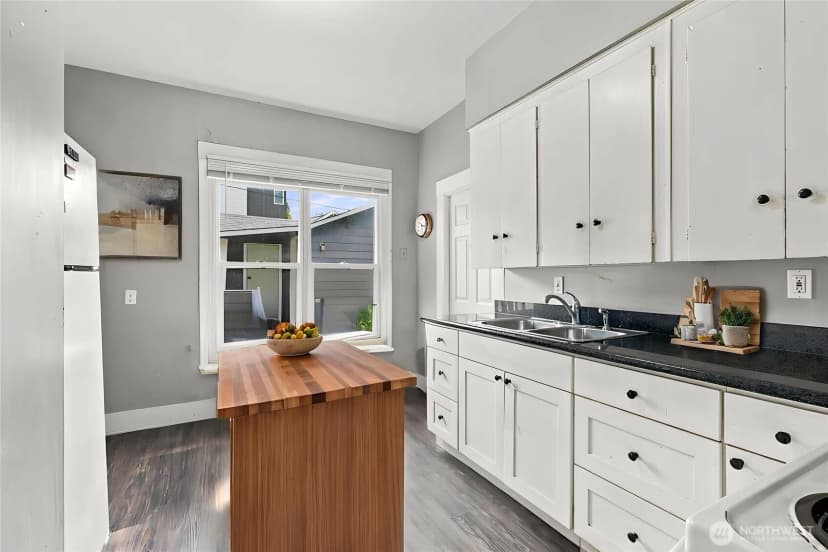 Property photo for 547 S Sullivan Street, Seattle photo 5