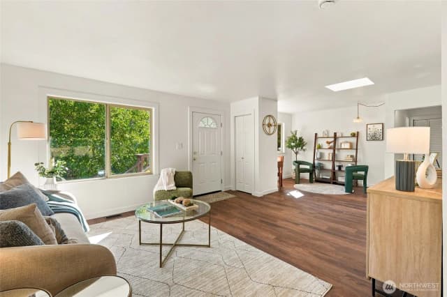Property photo for 10233 8th Avenue Sw, Seattle photo 3