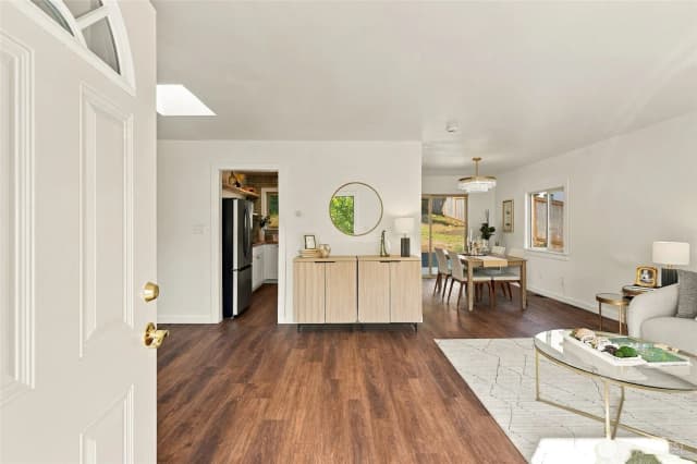 Property photo for 10233 8th Avenue Sw, Seattle photo 2