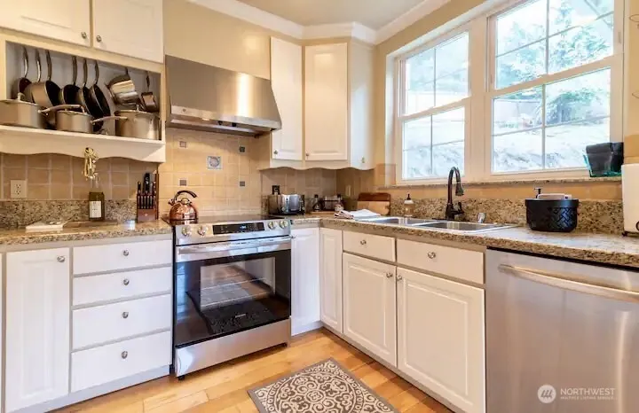 Property photo for 17514 W Riverside Drive, Bothell photo 6