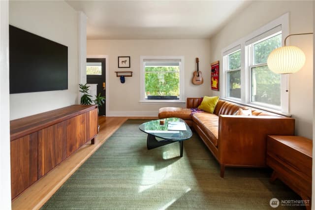 Property photo for 4023 47th Avenue Sw, Seattle photo 4