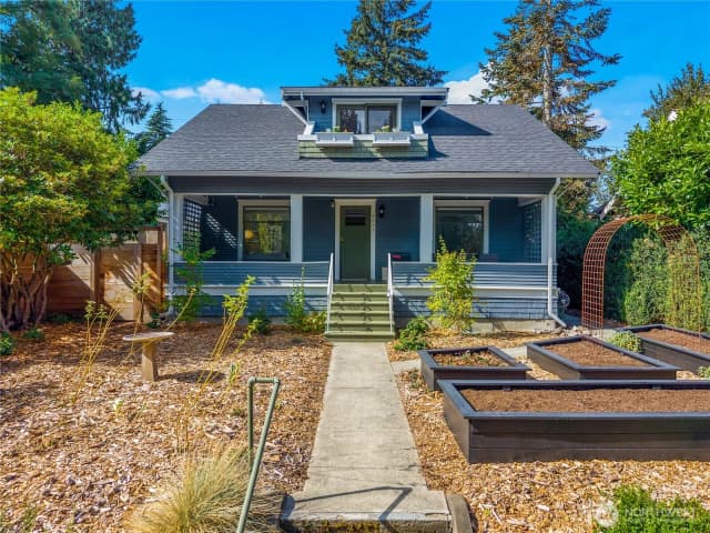 Property photo for 4023 47th Avenue Sw, Seattle photo 2