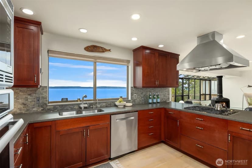 Property photo for 2583 Magnolia Boulevard W, Seattle photo 12