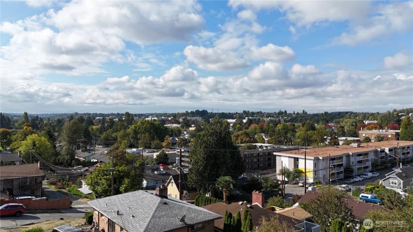 Property photo for 6221 48 Avenue S, Seattle photo 2