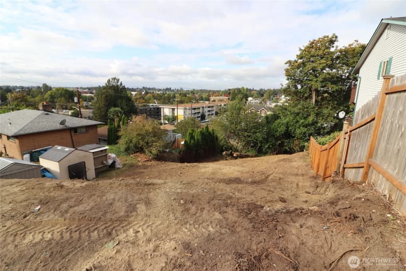 Property photo for 6221 48 Avenue S, Seattle photo 4