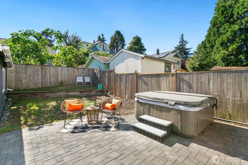 Property photo for 4329 5th Avenue Ne, Seattle photo 3