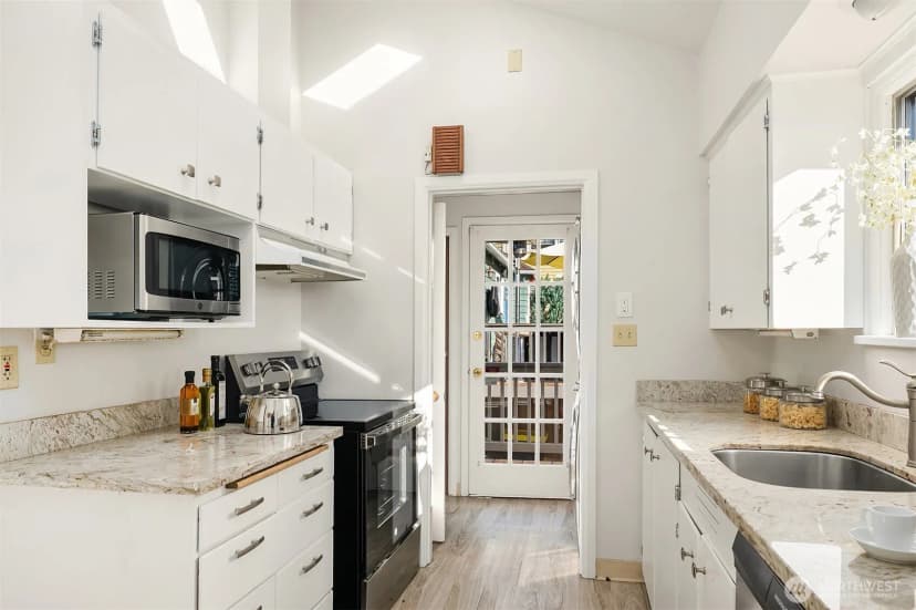 Property photo for 5208 36th Avenue Ne, Seattle photo 12