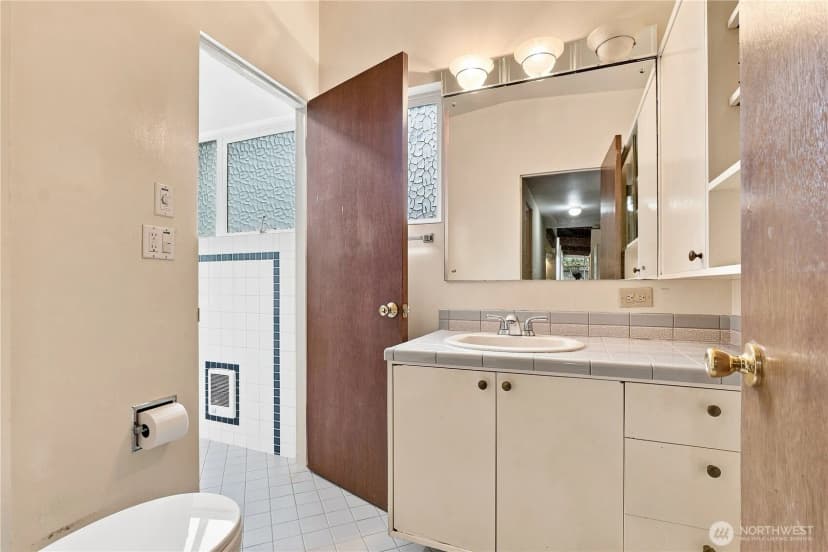 Property photo for 2439 160th Avenue Ne, Bellevue photo 16