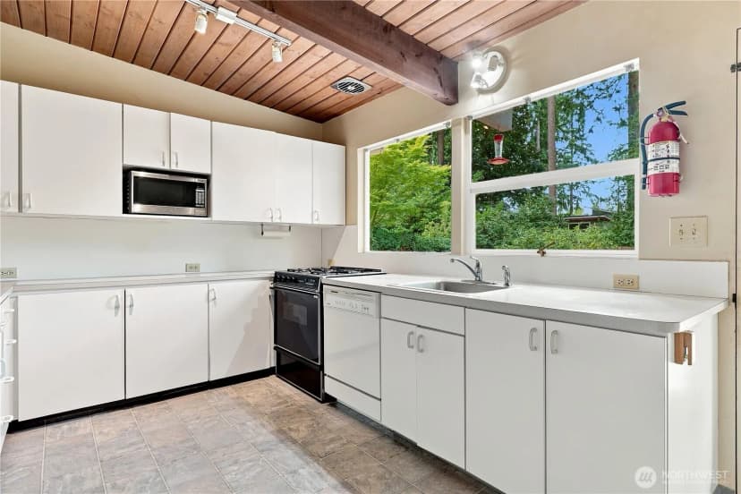 Property photo for 2439 160th Avenue Ne, Bellevue photo 11