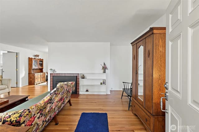 Property photo for 10903 Meadow Road Sw, Lakewood photo 3