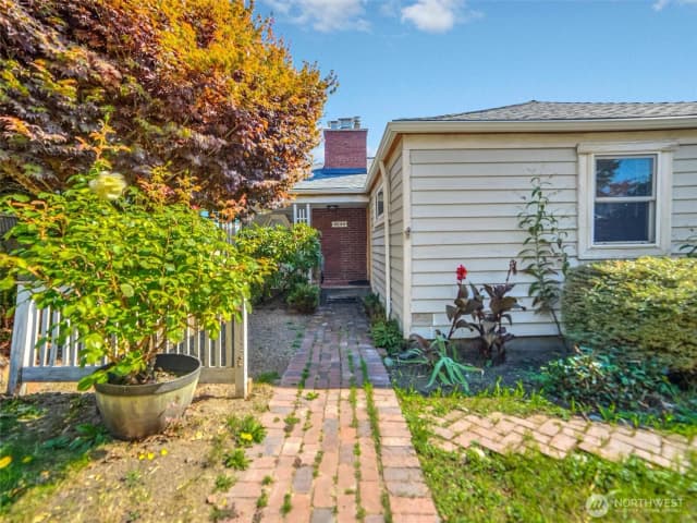 Property photo for 4044 39th Avenue Sw, Seattle photo 2