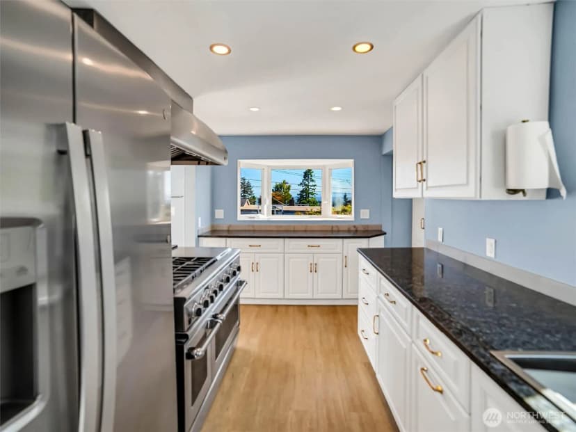 Property photo for 4044 39th Avenue Sw, Seattle photo 9