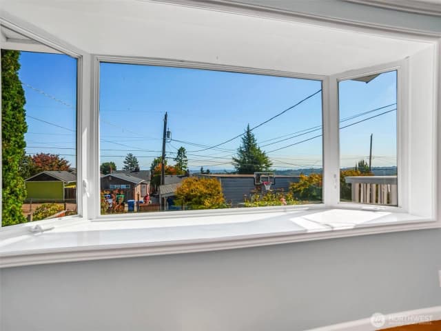 Property photo for 4044 39th Avenue Sw, Seattle photo 4