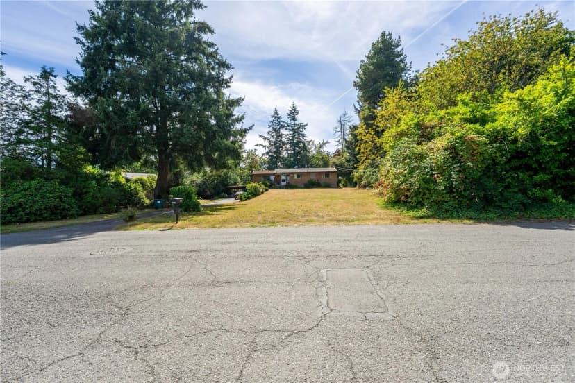 Property photo for 4711 Ne 201st Place, Lake Forest Park photo 4