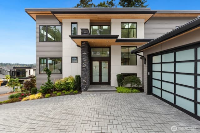 Property photo for 8333 Ne Juanita Drive, Kirkland photo 2