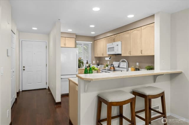 Property photo for 15917 Waynita Way Ne #e-202, Bothell photo 4