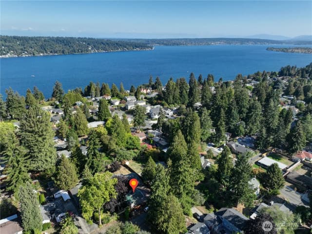 Property photo for 11024 Bartlett Avenue Ne, Seattle photo 3