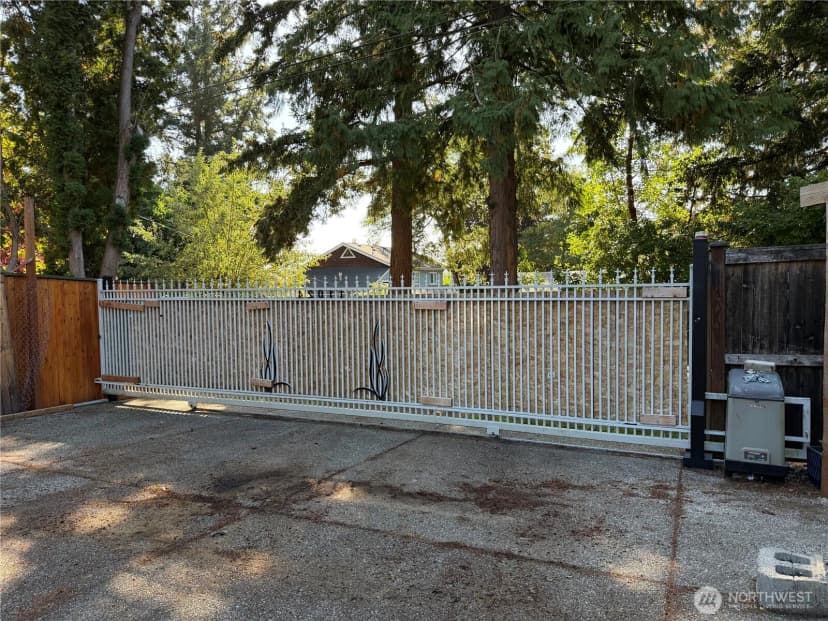 Property photo for 11024 Bartlett Avenue Ne, Seattle photo 8