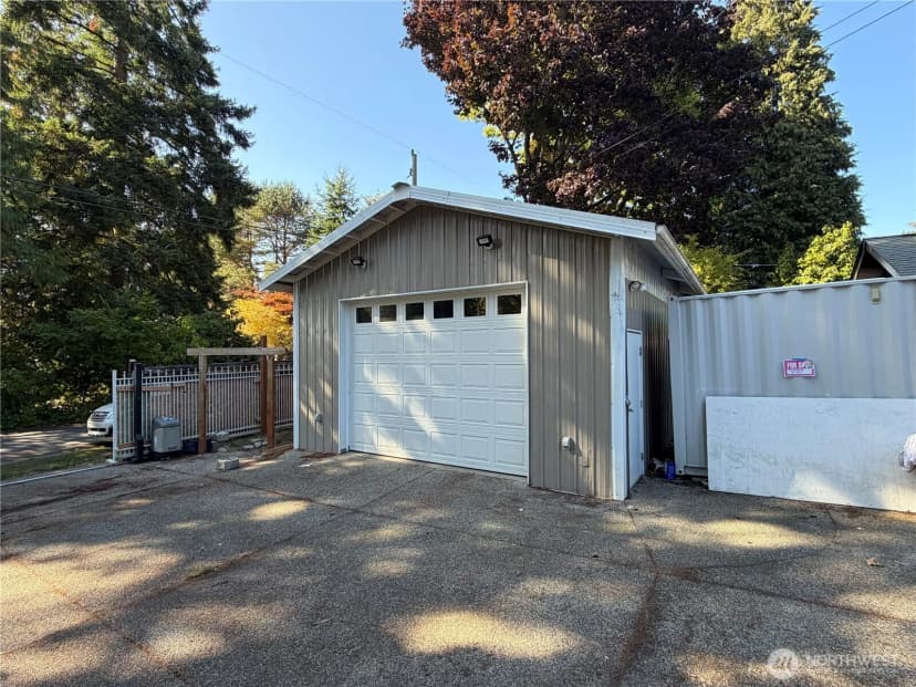 Property photo for 11024 Bartlett Avenue Ne, Seattle photo 7