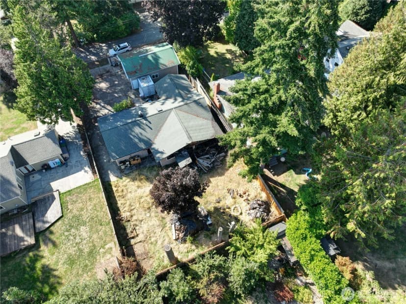 Property photo for 11024 Bartlett Avenue Ne, Seattle photo 2