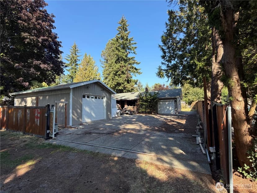 Property photo for 11024 Bartlett Avenue Ne, Seattle photo 5