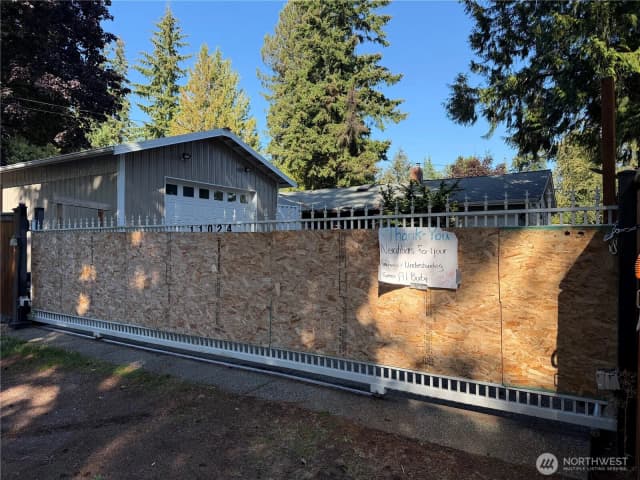 Property photo for 11024 Bartlett Avenue Ne, Seattle photo 4
