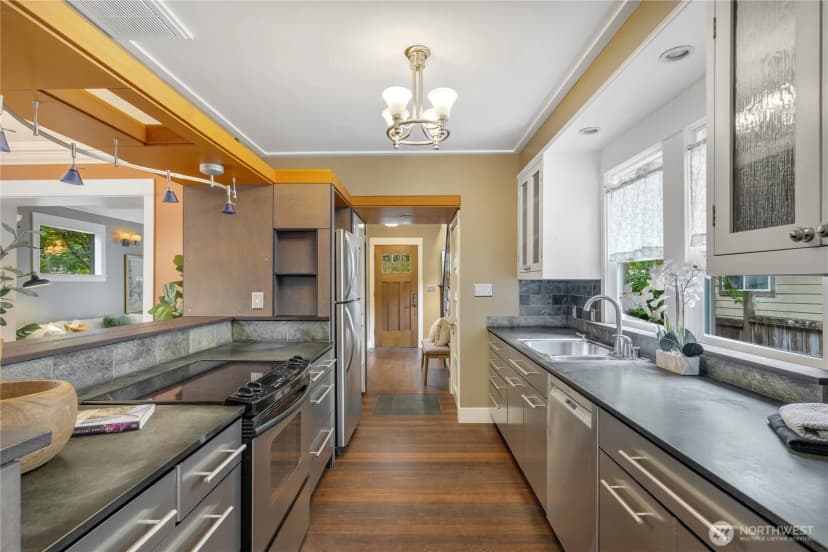 Property photo for 2211 E Olive Street, Seattle photo 6