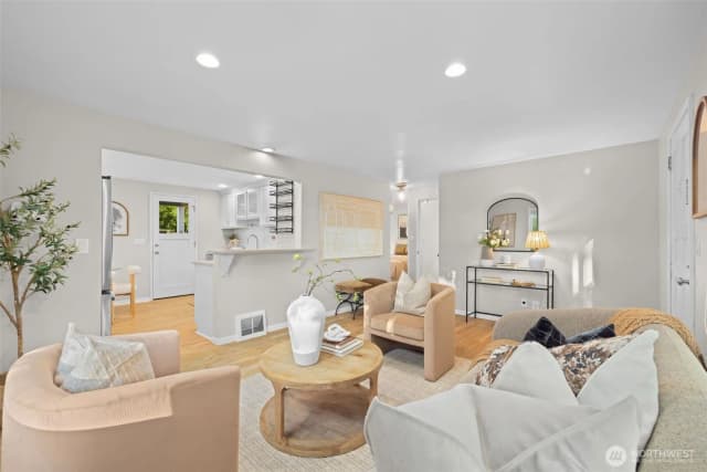 Property photo for 368 Nw 48th Street, Seattle photo 4