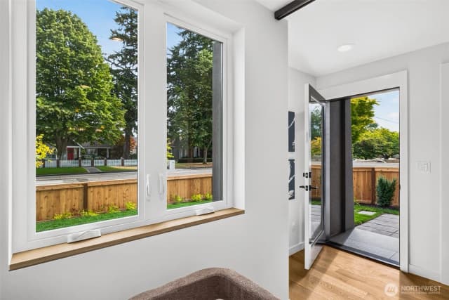 Property photo for 2631 34th Avenue W, Seattle photo 3
