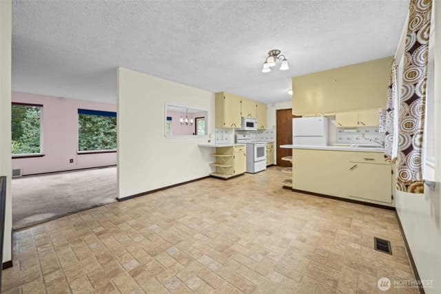 Property photo for 30071 10th Avenue Sw, Federal Way photo 3