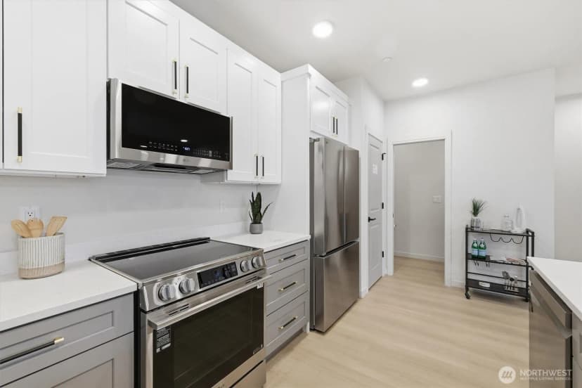 Property photo for 14610 Corliss Avenue N #b, Shoreline photo 7